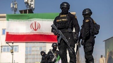 "إسقاط النظام الإيراني لن يؤدي بالضرورة إلى الاستقرار"- مقال في الغارديان