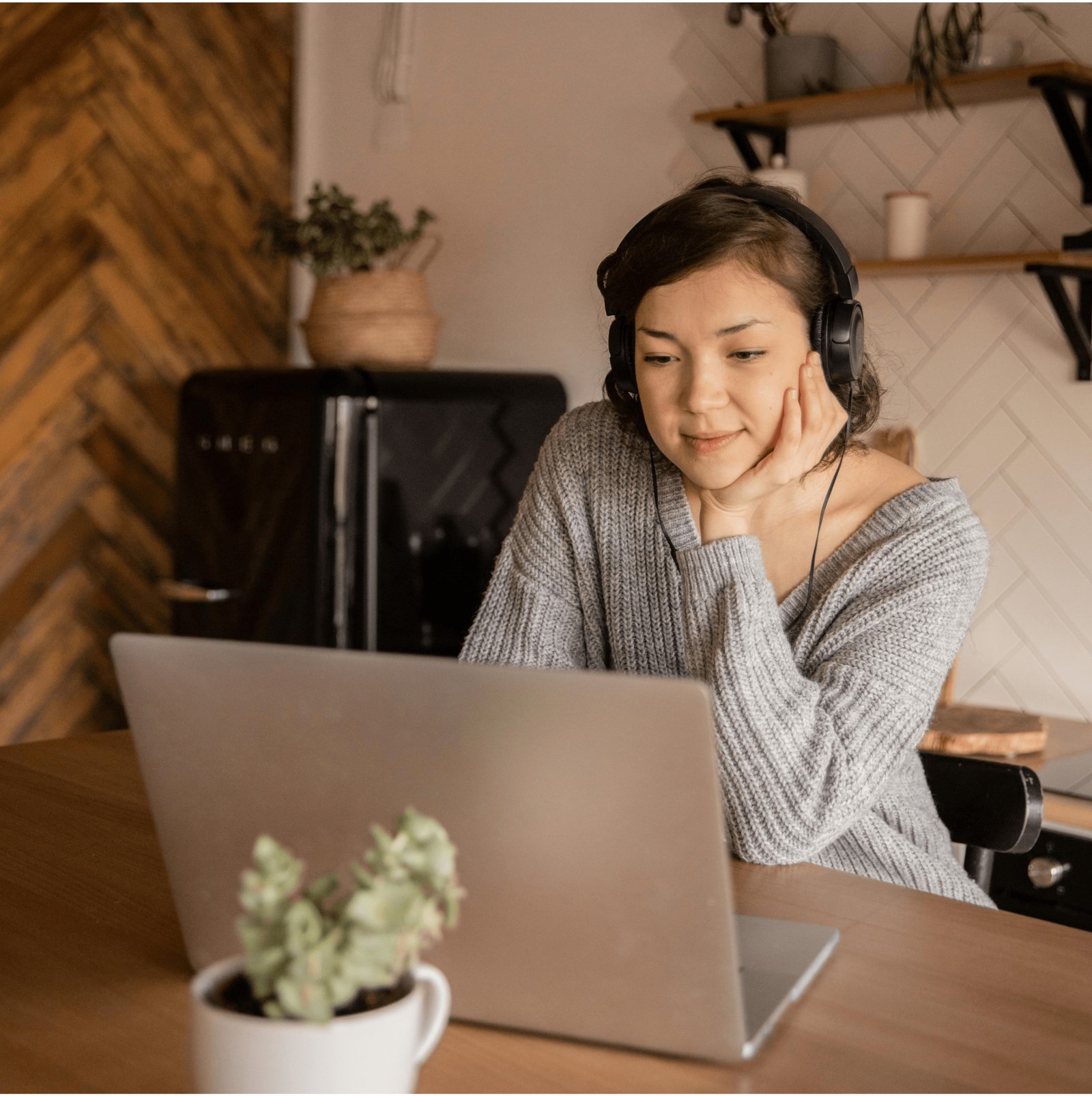 woman on computer with headphones (1)