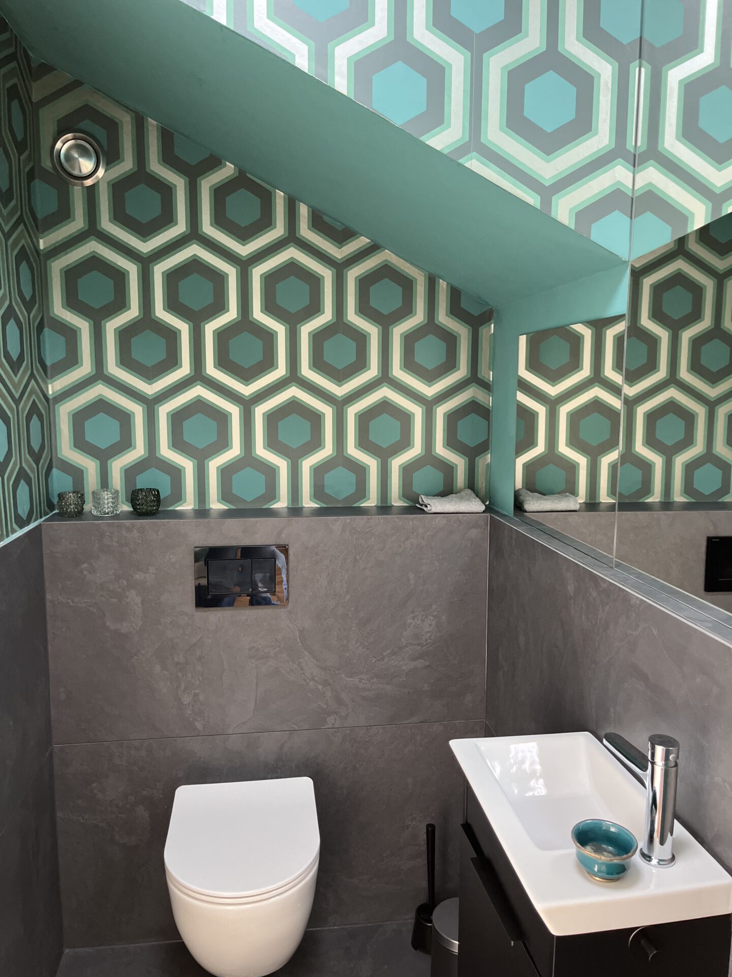 Modernes Badezimmer mit geometrischer türkisfarbener Tapete
