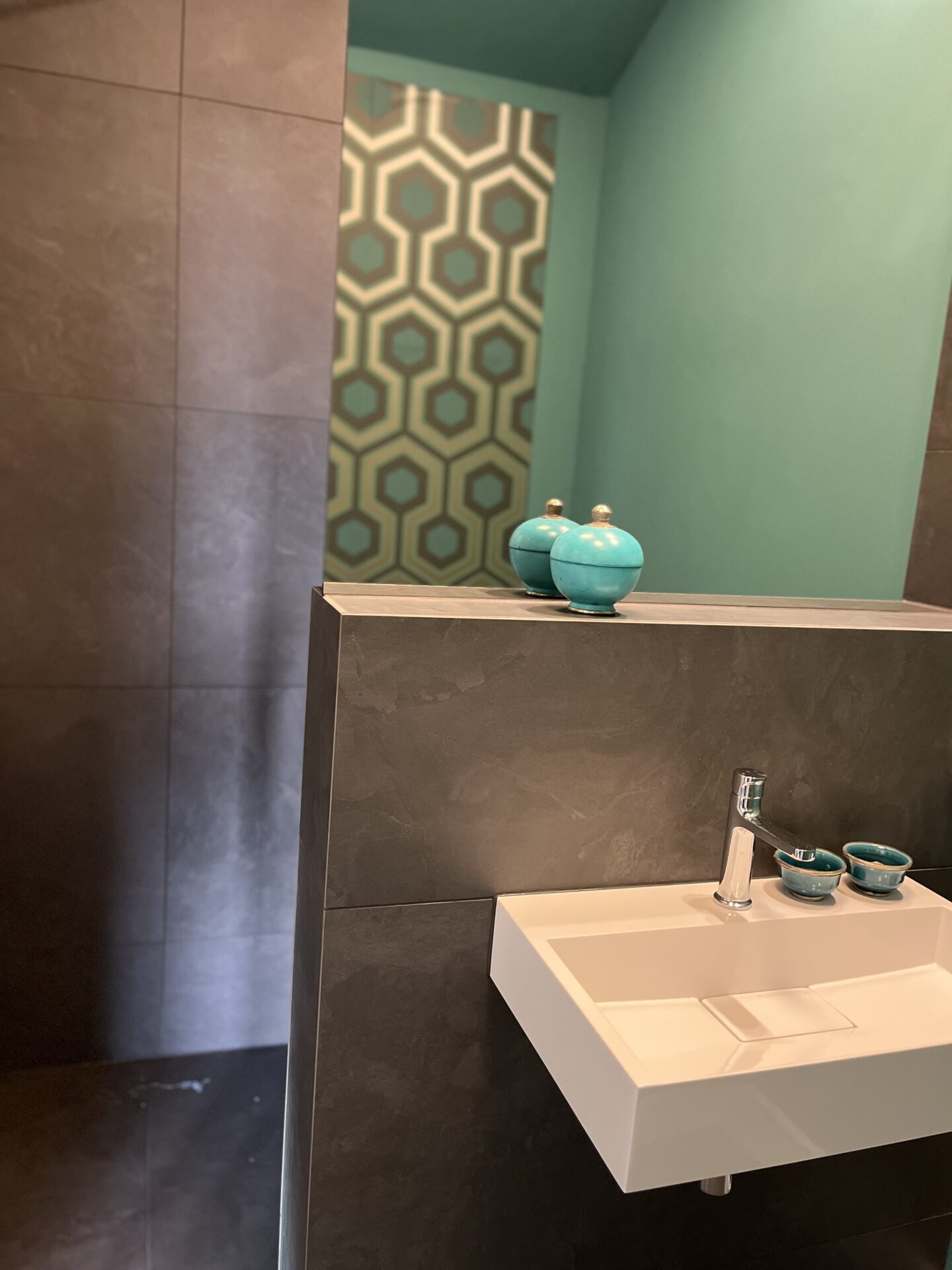 Modernes Badezimmer mit türkisfarbenen Akzenten und Waschbecken