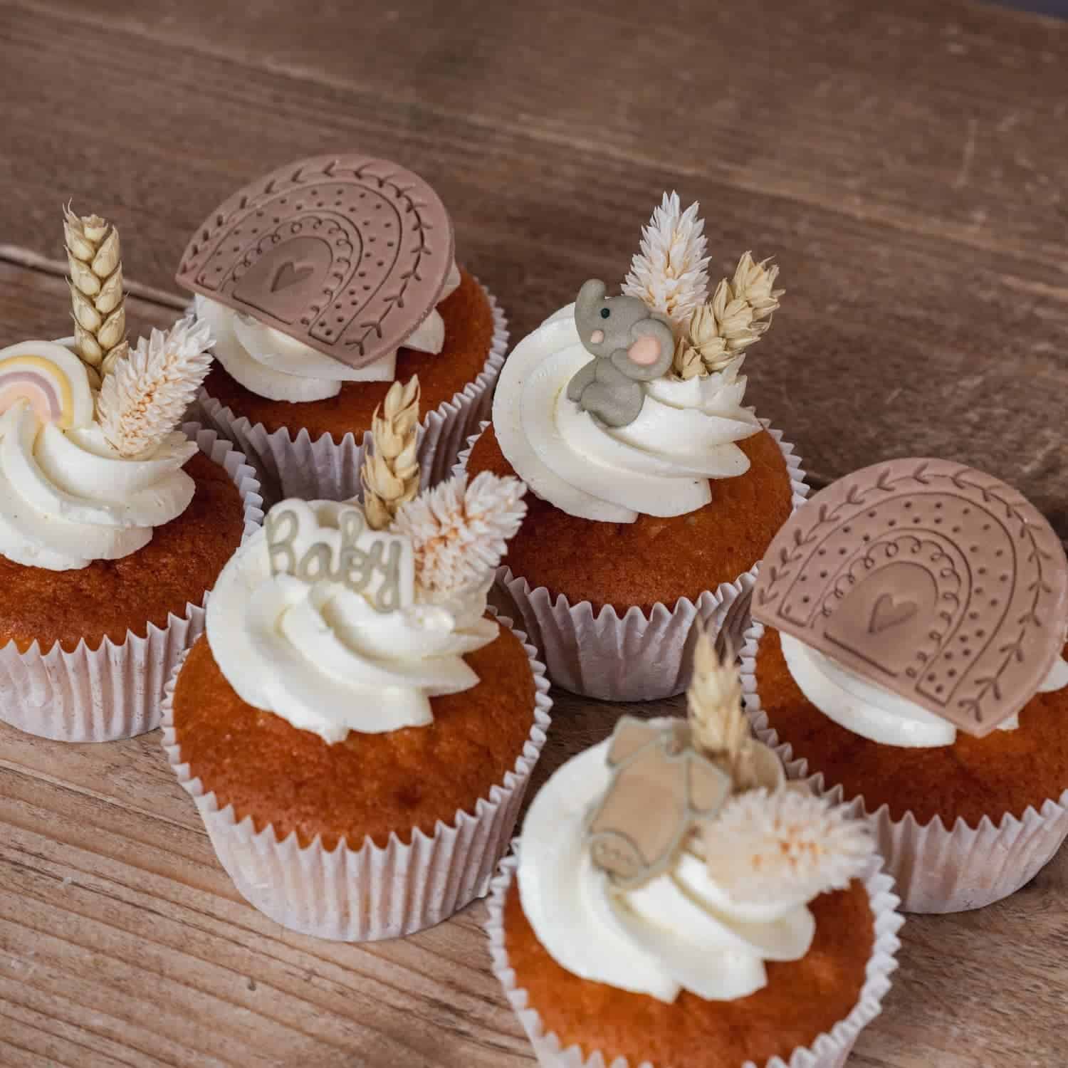 Gender reveal taarten en cupcakes van Amsterdam Cupcake Company.