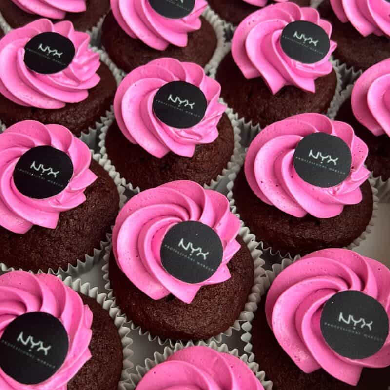 Cupcakes met logo, logo cupcakes, cupcakes with logo, branded cupcakes, corporate cupcakes, relatiegeschenk cupcakes, bedrukte cupcakes, cupcakes met beeld, cupcakes, Cupcakes, Cakes, cakes amsterdam, cake shop amsterdam, cupcake winkel amsterdam, taart amsterdam kopen, red velvet amsterdam, red velvet kopen, birthday cake amsterdam, verjaardagstaart amsterdam, red velvet cake, red velvet taart, american red velvet amsterdam, red velvet cake amsterdam, red velvet cake bestellen, wedding cake, bruidstaart, thema taart, theme cake, customized cake, corporate cake, big cake amsterdam, grote taart bestelling, stapeltaart bestellen, gender reveal cake amsterdam, gender reveal taart amsterdam, birthdayparty cake, kinderfeestje traktatie, , online taarten winkel, online taarten kopen, online taarten bestellen, webshop cakes, order cakes online, bakery amsterdam, amsterdam bakkerij, american bakery amsterdam, cheesecake kopen, cheesecake bestellen, red velvet cheesecake, birthdayparty cake, cupcake amsterdam, cupcakes kopen, cupcakes bestellen, online cupcake winkel, online cupcakes kopen, online cupcakes bestellen, webshop cupcakes, order cupcakes online, bakery amsterdam, cakepops amsterdam, cakepop winkel amsterdam, cakepops bestellen, cupcakes traktatie, corporate cupcakes, corporate cake, corporate gift, zakelijke cupcakes, fair trade gebak, fair trade taart, fair trade cake, fair trade cupcakeswith image, cupcakes logo amsterdam, cupcakes logo bezorgen, cupcakes logo delivery, cupcakes logo bestellen, order cupcakes logo online, logo cupcakes online,