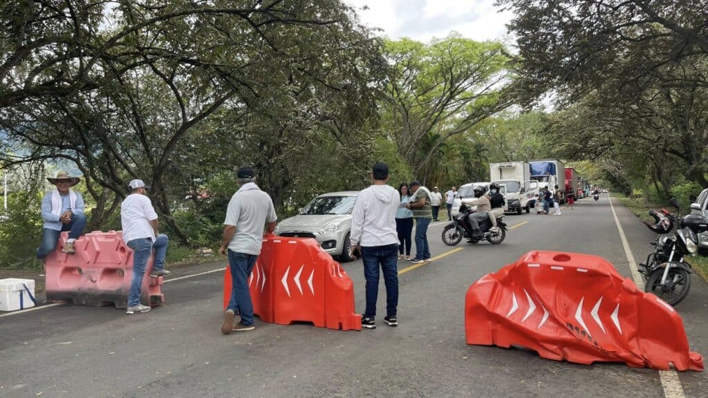 Agricultores y autoridades en Huila participan en una mesa de negociación para resolver conflictos agrícolas en la vía rural.