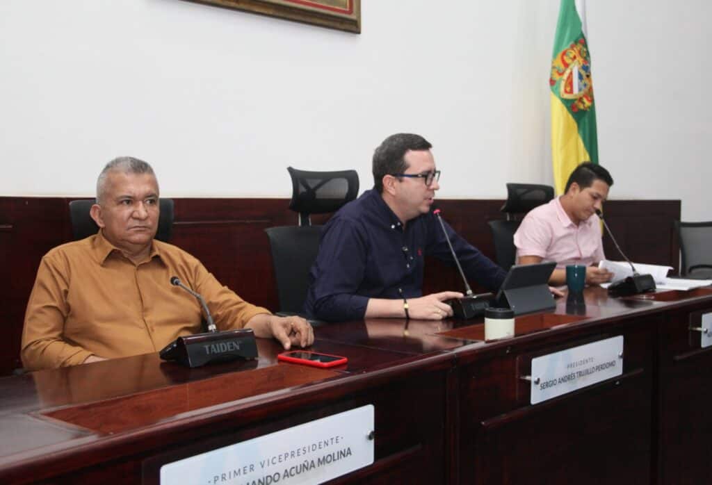 Junta directiva en reunión oficial, autoridades del Huila en una conferencia de prensa o sesión de trabajo, presencia del gobernador y funcionarios públicos en un entorno institucional.