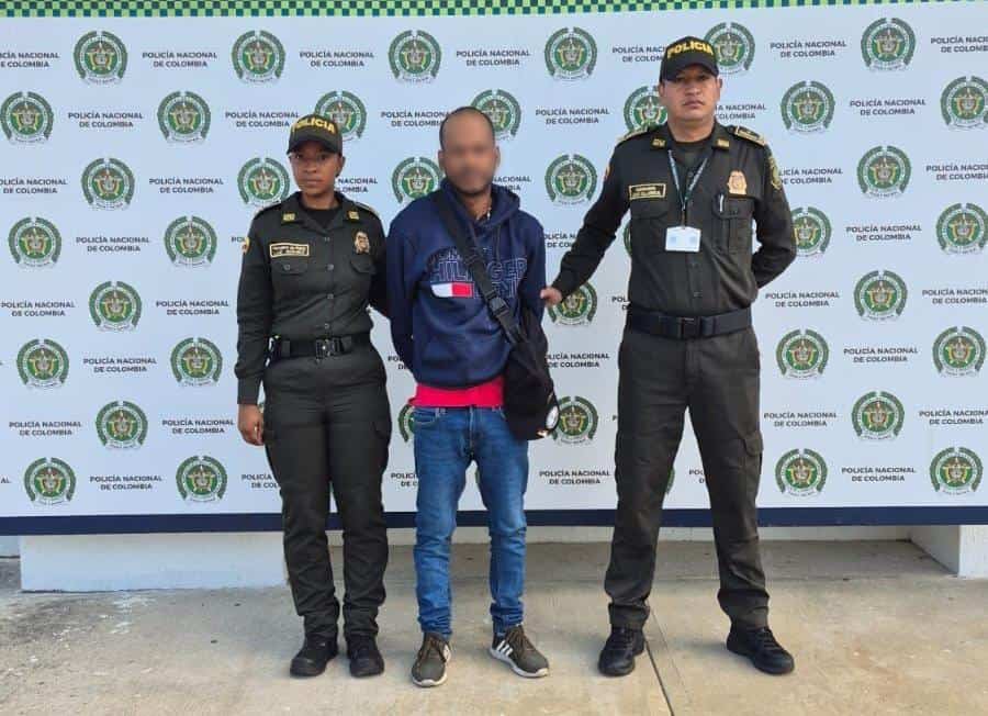 Detención policial en Huila, Colombia, con oficial de la Policía Nacional de Colombia y ciudadano detenido, en el marco de seguridad y orden público en la región.