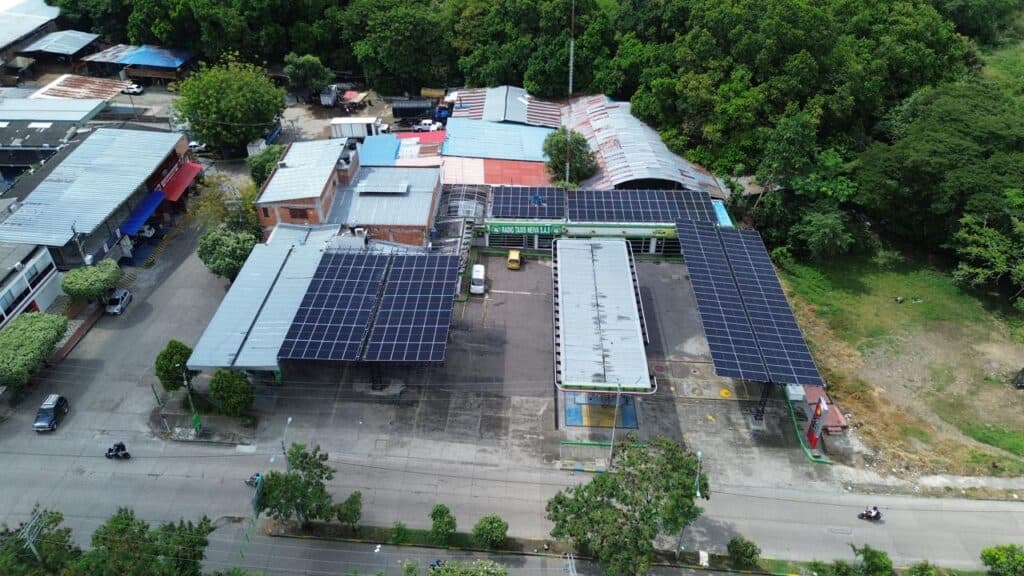 Paneles solares instalados en las instalaciones de Huila Tv para generación de energía renovable.