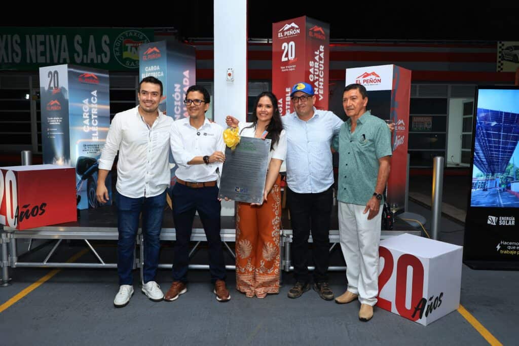 Energía solar en El Peñón del Magdalena con SM Energía Solar, conmemorando 20 años de sostenibilidad y desarrollo ecológico en la región.