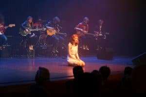 Malou met daarachter de live band