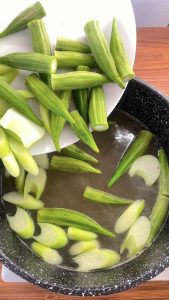 Add vegetable to the broth 1