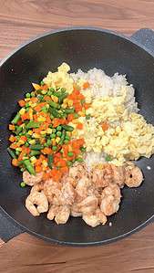 add shrimp eggs veggies