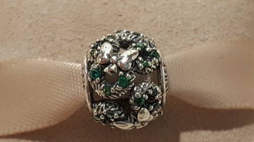 minnie's holiday wreath pandora charm