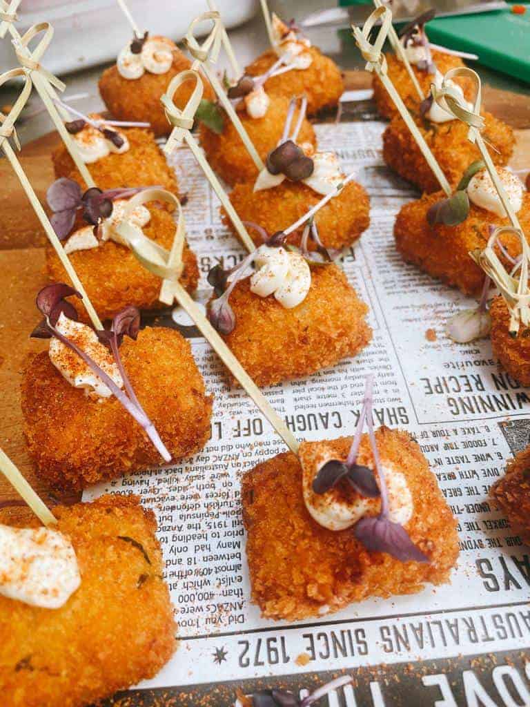 Delicious crispy fried appetizers with garnishes, perfect for parties.