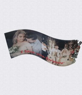 אקרילי שקוף עם כיתוב LOVE בצורה גלית בעיצוב אישי