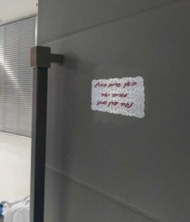 שלט לדלת מעץ בעיצוב אישי - דגם מעוטר