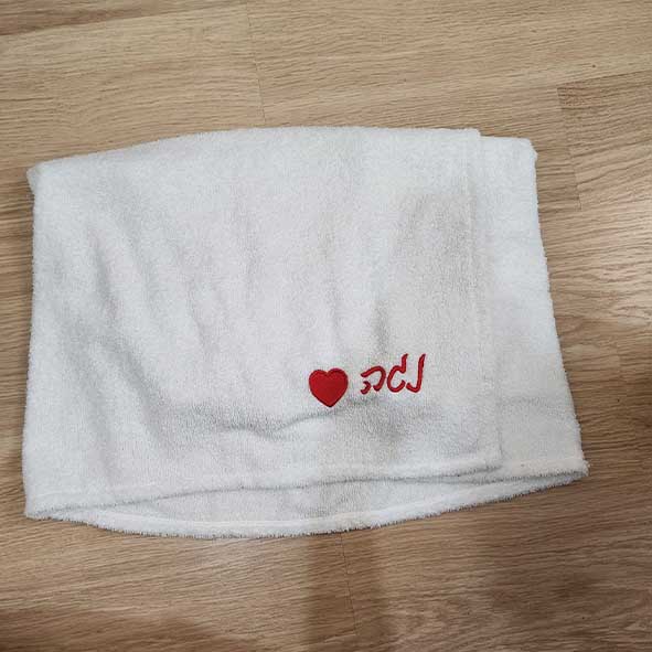 רקמה על מגבת