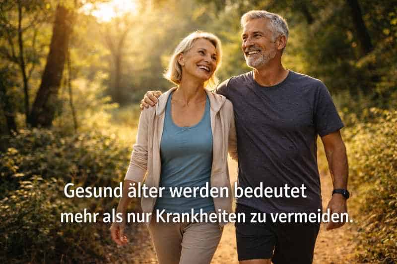 Älterer Mann und ältere Frau laufen zufrieden durch den sonnendurchfluteten Wald.