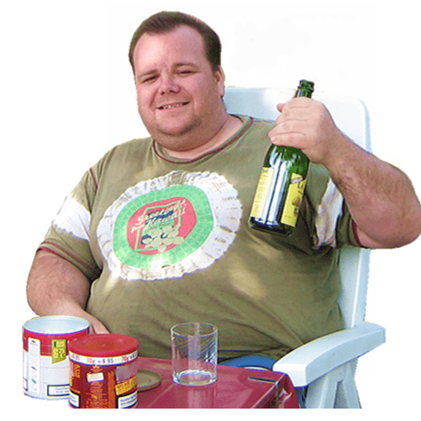 Mann mit Flasche sitzt im Gartenstuhl