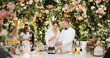 Signature Cocktails vs. Full Bar: Service Style Comparison - All About ...
