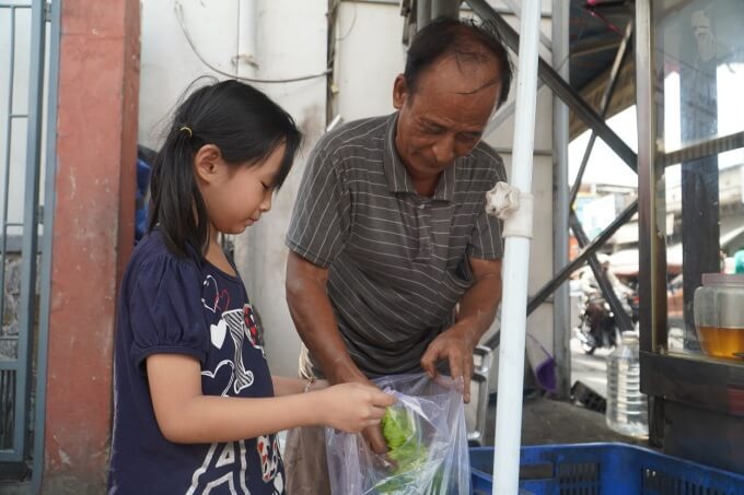 店の手伝いをするトゥーン・ビー