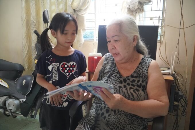 子供に勉強を教えるルオンさん