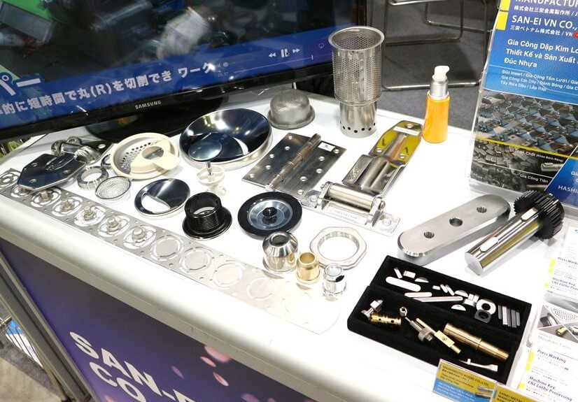三栄金属製作所が展示した金属プレス加工品サンプル