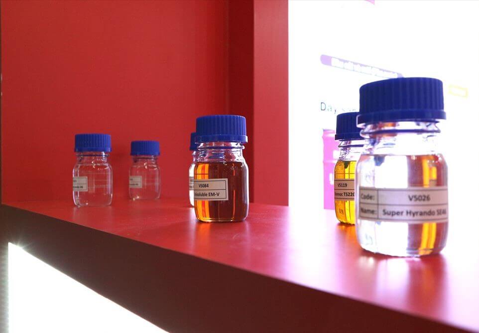 JX NIPPON OIL & ENERGY VIETNAMの展示したオイル入りのボトル