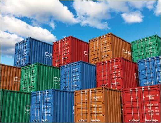 港湾に積まれたコンテナ