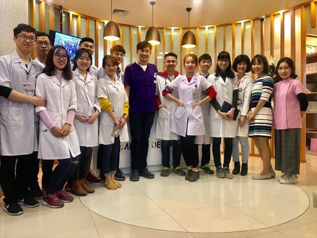 ハノイの歯科クリニックスタッフと幾島医師の集合写真