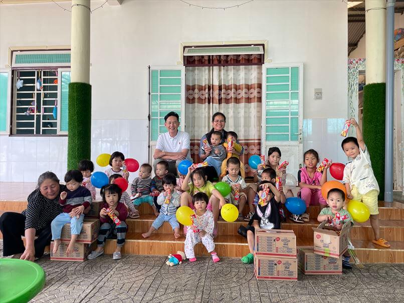 幾島医師とボランティア支援を受けた子供たち