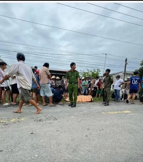 感電事故死の現場に集まる住民と警察官