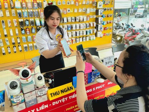 モバイルワールドのカウンターで銀行サービスを利用する客