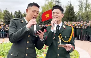 中国軍兵士とデュエットするベトナム人民軍のリン軍曹