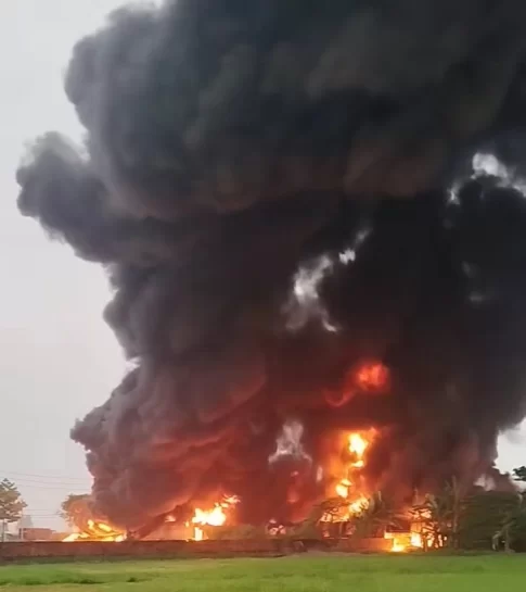 ホーチミン市で発生したプラスチック工場火災の様子