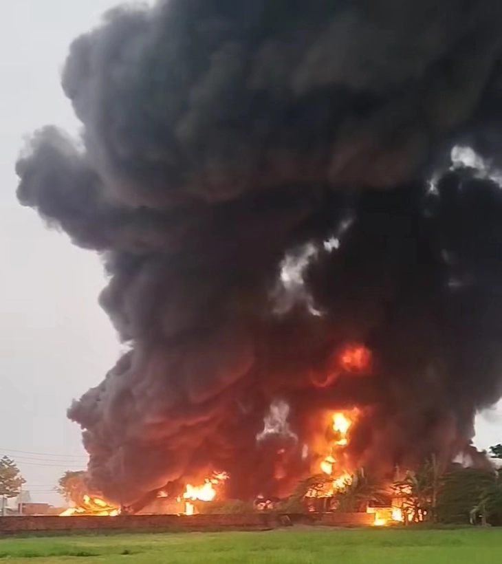 ホーチミン市で発生したプラスチック工場火災の様子