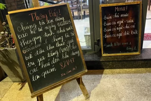 ６月１日よりVAT８％聴衆を伝える飲食店の黒板