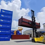 港に積まれたコンテナ