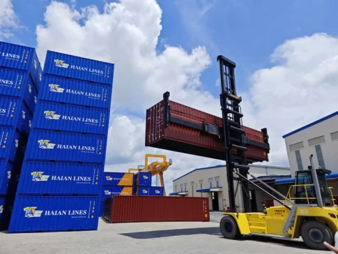 港に積まれたコンテナ