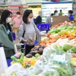 スーパーで買い物するベトナムの市民