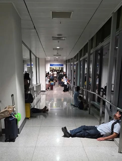 深夜の空港で閉じ込められた乗客