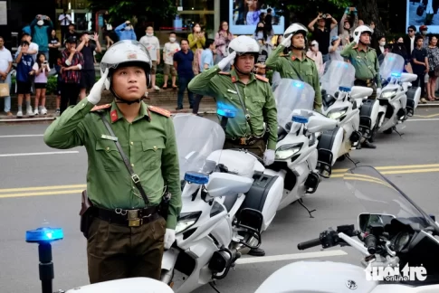 デモンストレーションする公安警察