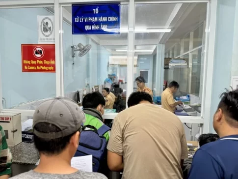 交通違反の罰金支払いのために出頭する市民