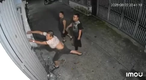 騒音の注意された男が門を破壊している様子