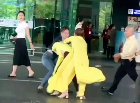 フーコック空港で乱闘する女性職員たち