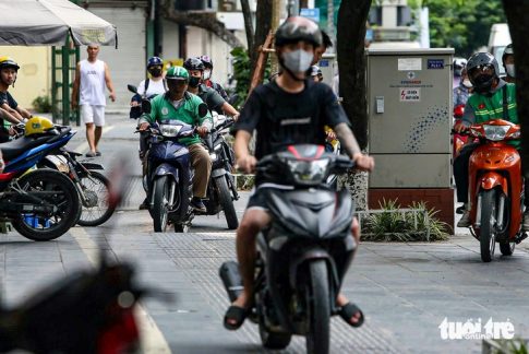 ハノイの歩道を走るバイク