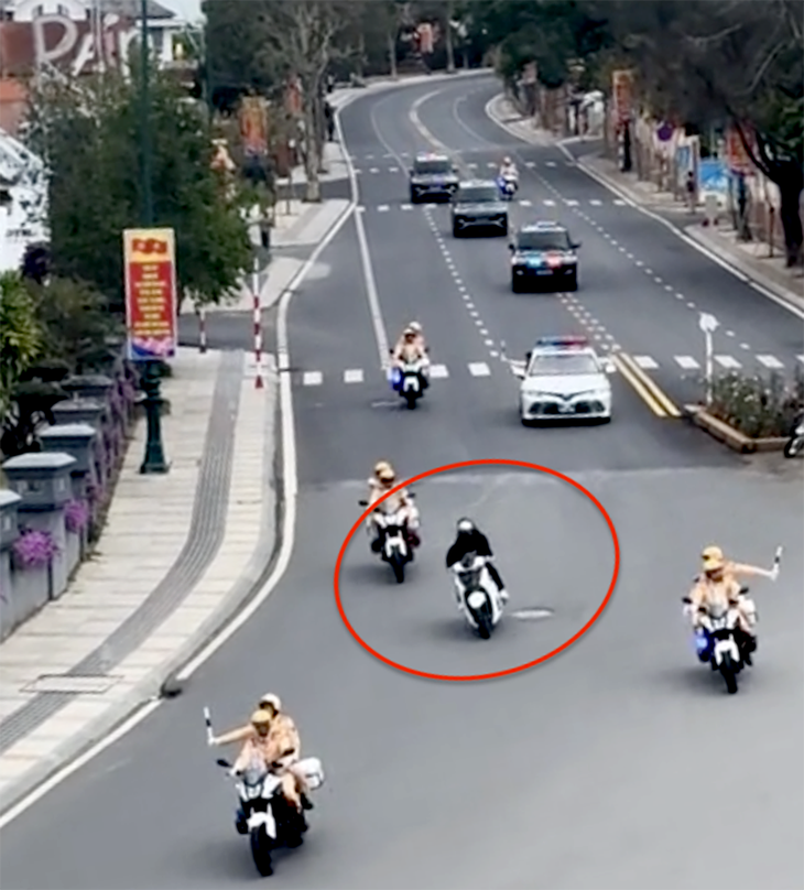 政府高官の車列に紛れ込んだバイク