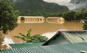洪水で水没したゲアン省の村