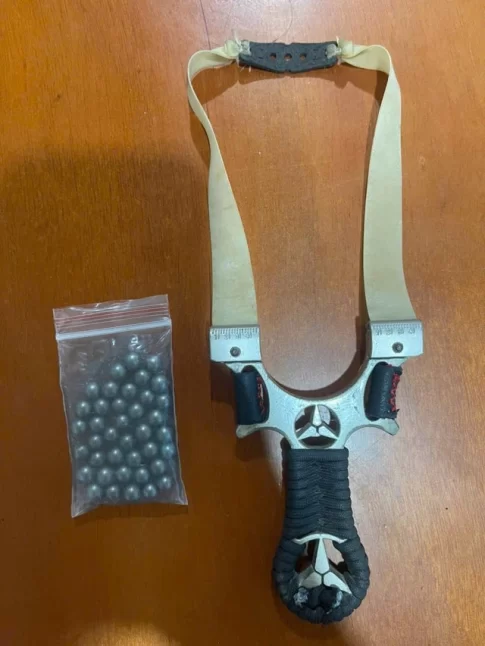 押収されたスリングショットと鉄球