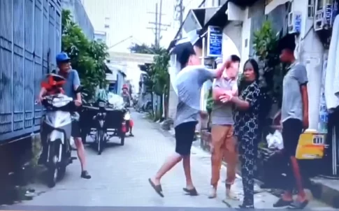 動画撮影中に殴られた男性