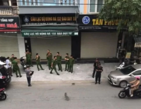 警察部隊がグエン・ヴァン・ヴィ氏の自宅の外を封鎖した。