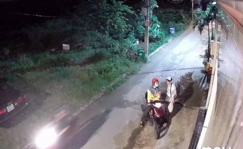 傷害のある販売員の宝くじを物色するひったくり犯